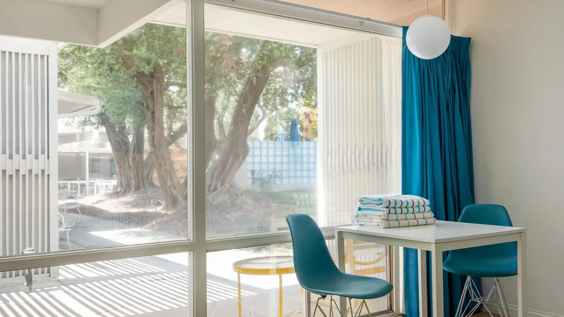 Monkey Tree Hotel By Avantstay Stylish Hotel In Palm Springs W Pool 0*,  United States